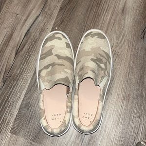 Slip on sneakers. Nude camo print.